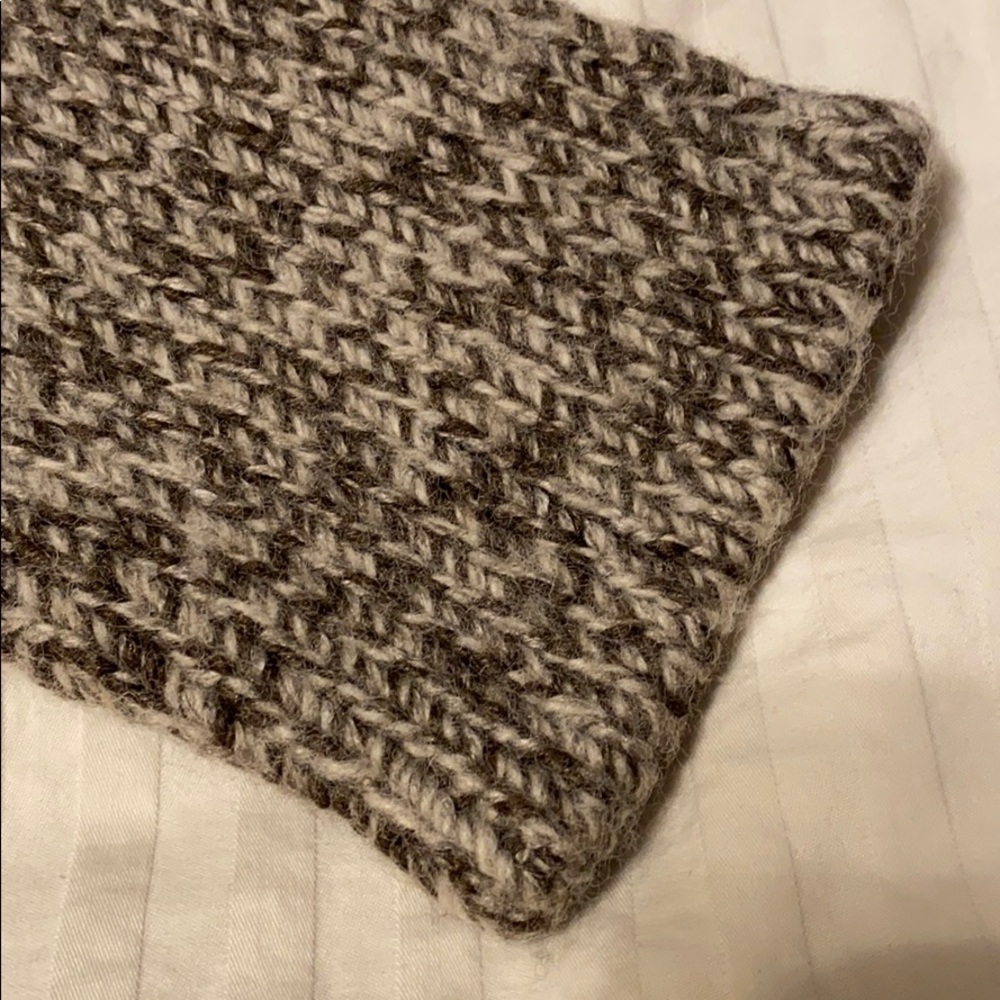 2 button Sweater - Picture 11 of 12